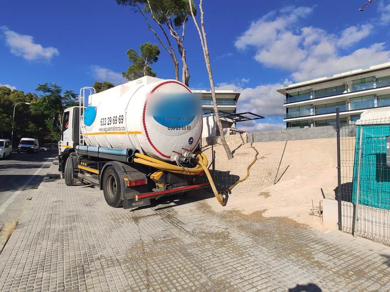 Camión cisterna de AguasMallorca descargando agua en una obra