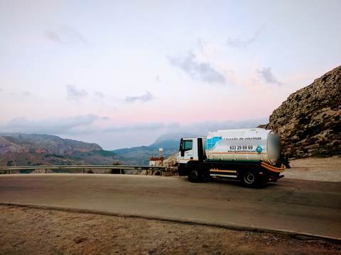 Camión cisterna en una carretera de montaña de Mallorca