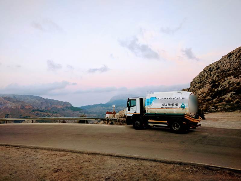 Camión cisterna de AguasMallorca en una carretera de montaña de Mallorca