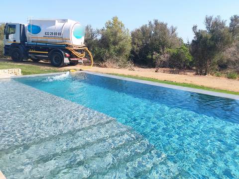 Camión cisterna de AguasMallorca llenando una piscina junto al campo