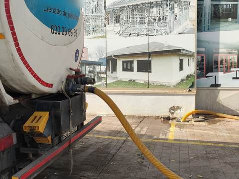 Descarga de agua desde la parte trasera del camión cisterna