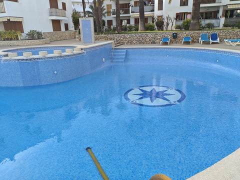 Llenado de una piscina comunitaria con camión cisterna