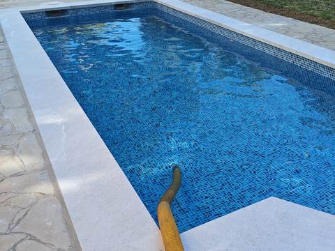 Piscina llenándose en un jardín