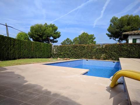 Llenado de una piscina nueva con manguera