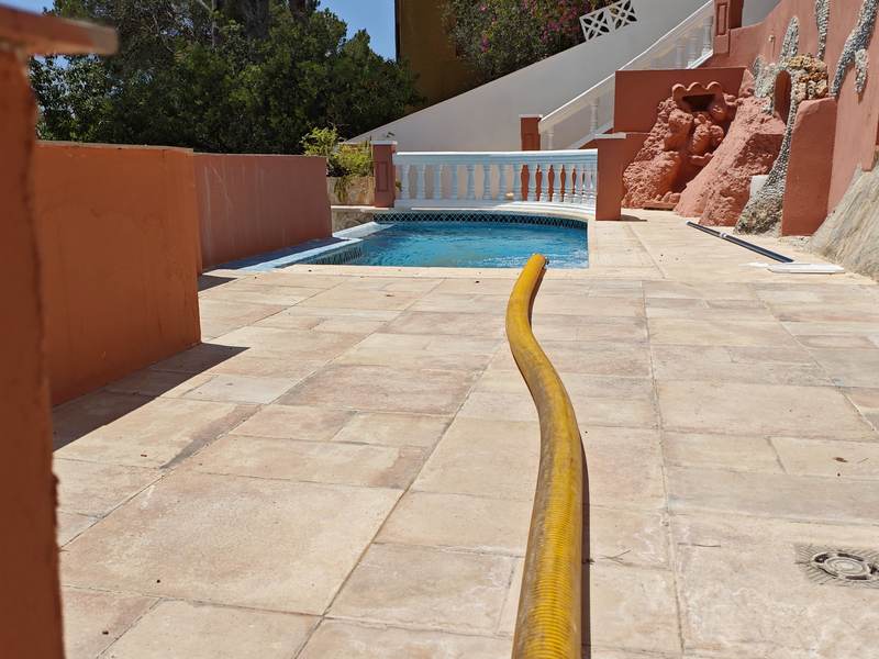 Remplissage d'une piscine par camion-citerne à Marratxí