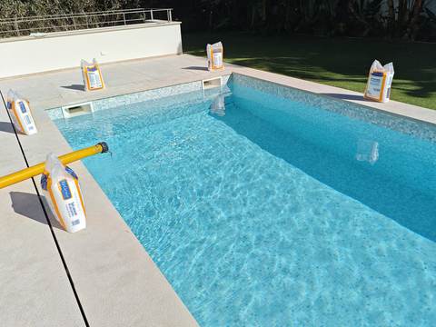 Piscina recién llenada con agua del camión cisterna