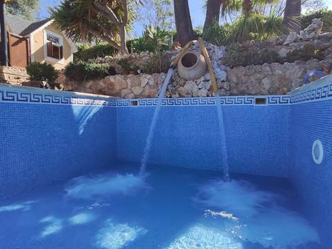Pool filling with a tanker truck in Son Rapinya, Palma