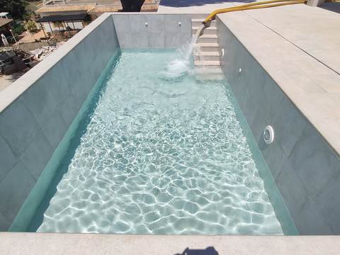 Pool filling with a tanker truck in Marratxí
