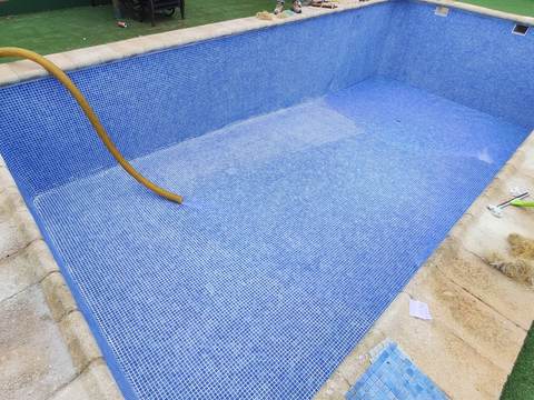 Pool filling with a tanker truck in Calvià