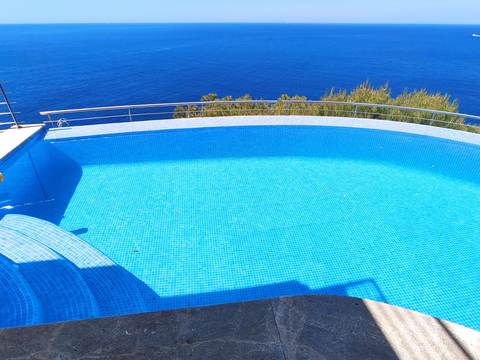 Pool filling with a tanker truck in Calvià