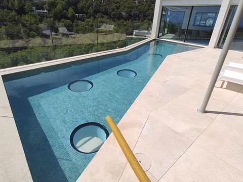 Pool filling with a tanker truck in Bendinat, Calvià