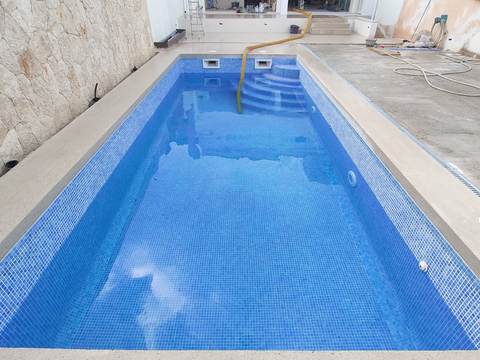 Pool filling with a tanker truck in Son Rapinya, Palma