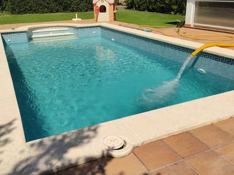 Pool filling with a tanker truck in Marratxí