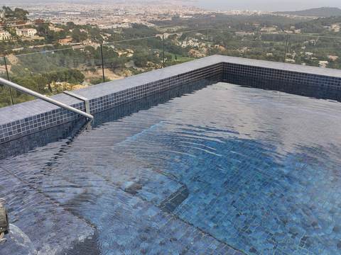 Pool filling with a tanker truck in Palma