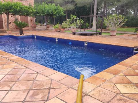 Pool filling with a tanker truck in Mallorca