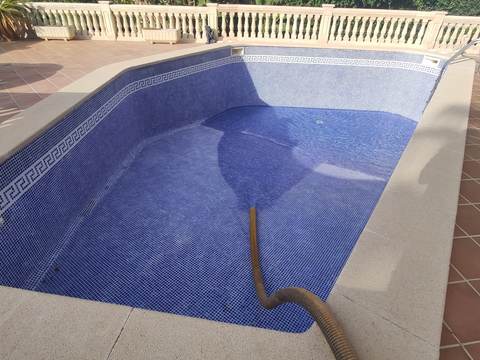 Pool filling with a tanker truck in Bendinat, Calvià