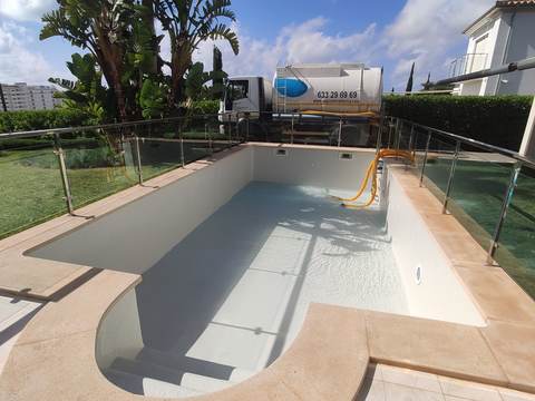 Pool filling with a tanker truck in Cala Vinyes, Calvià