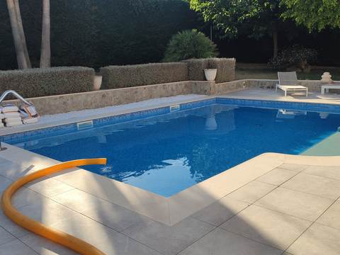 Pool filling with a tanker truck in Calvià