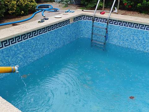 Pool filling with a tanker truck in Calvià