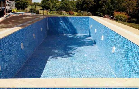 Piscina buida a punt per al primer omplert